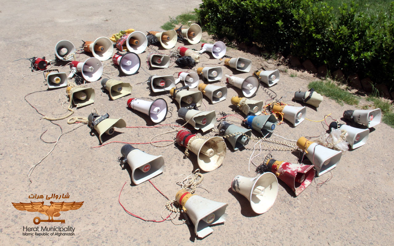 Citizens' annoying loudspeakers are collected from city markets