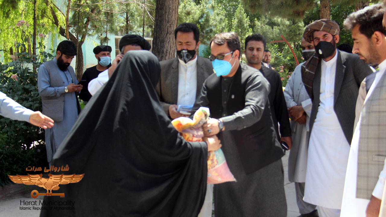 The beginning of the first stage of aid; Distribution of food aid to 1800 needy families in the fifth district of the city by the leadership of Herat Municipality
