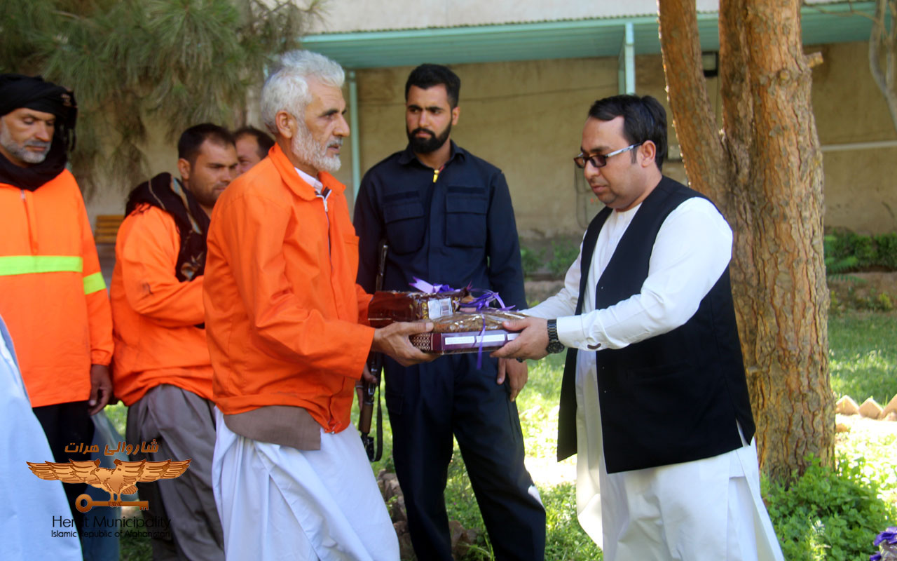 Distribution of Eid donations to the Afghan Youth Network (Mediotic) to 40 municipal cleaning staff