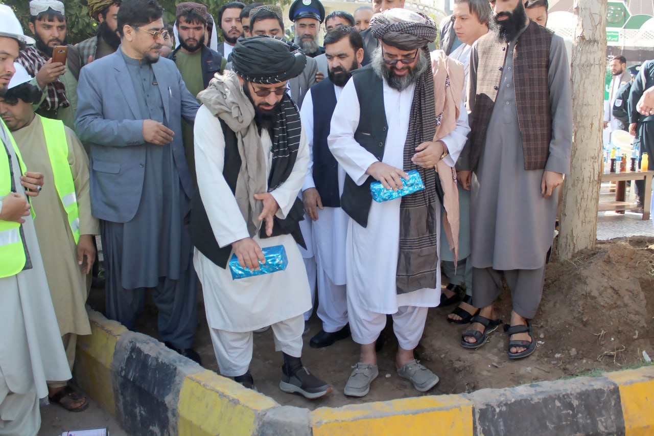 کار ساخت پل هوایی عابر پیاده در امتداد چوک سینما