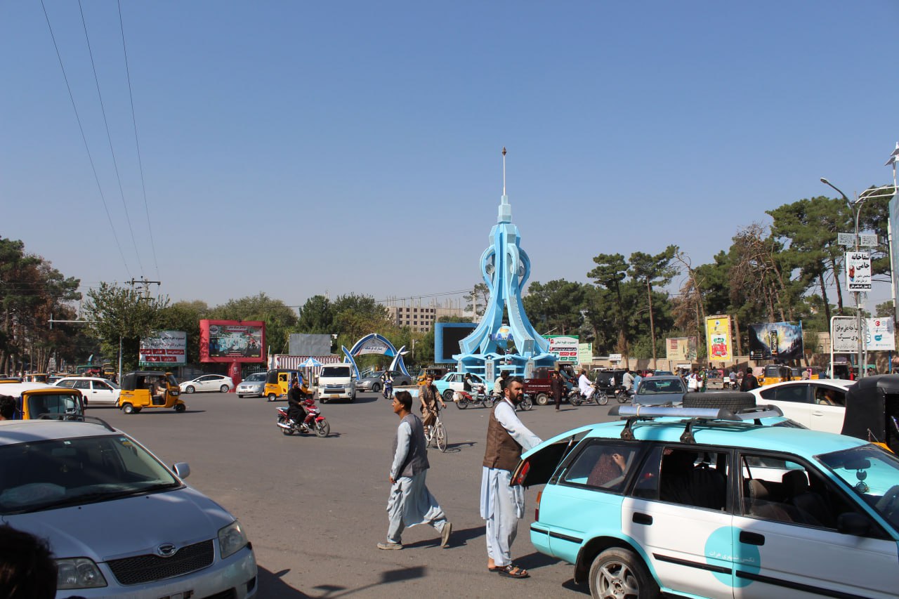 کار ساخت پل هوایی عابر پیاده در امتداد چوک سینما