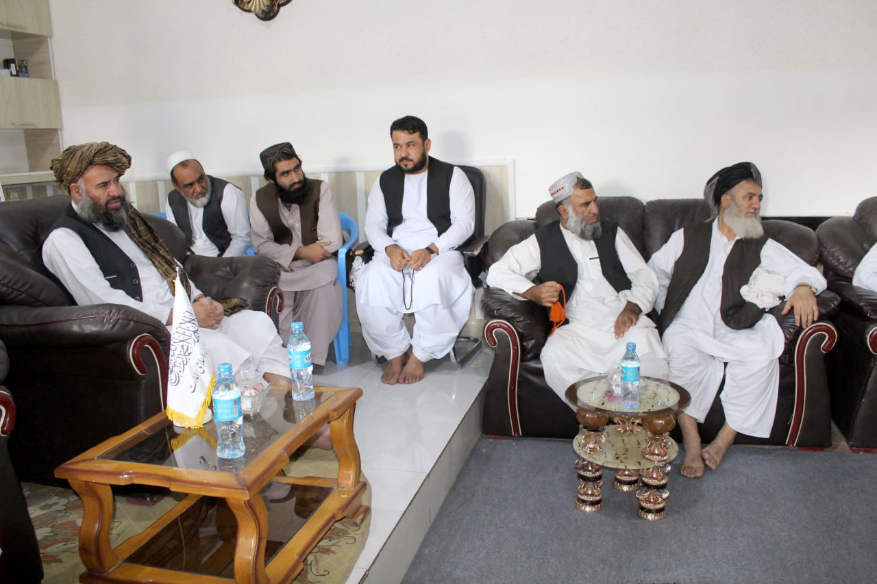 شاروال هرات و هیِیت همراه شان با رییس و اعضای اتحادیه علافان دیدار نمودند.