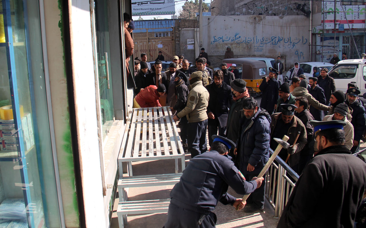 Beginning of the process of clearing the sidewalks in the crowded markets of the city